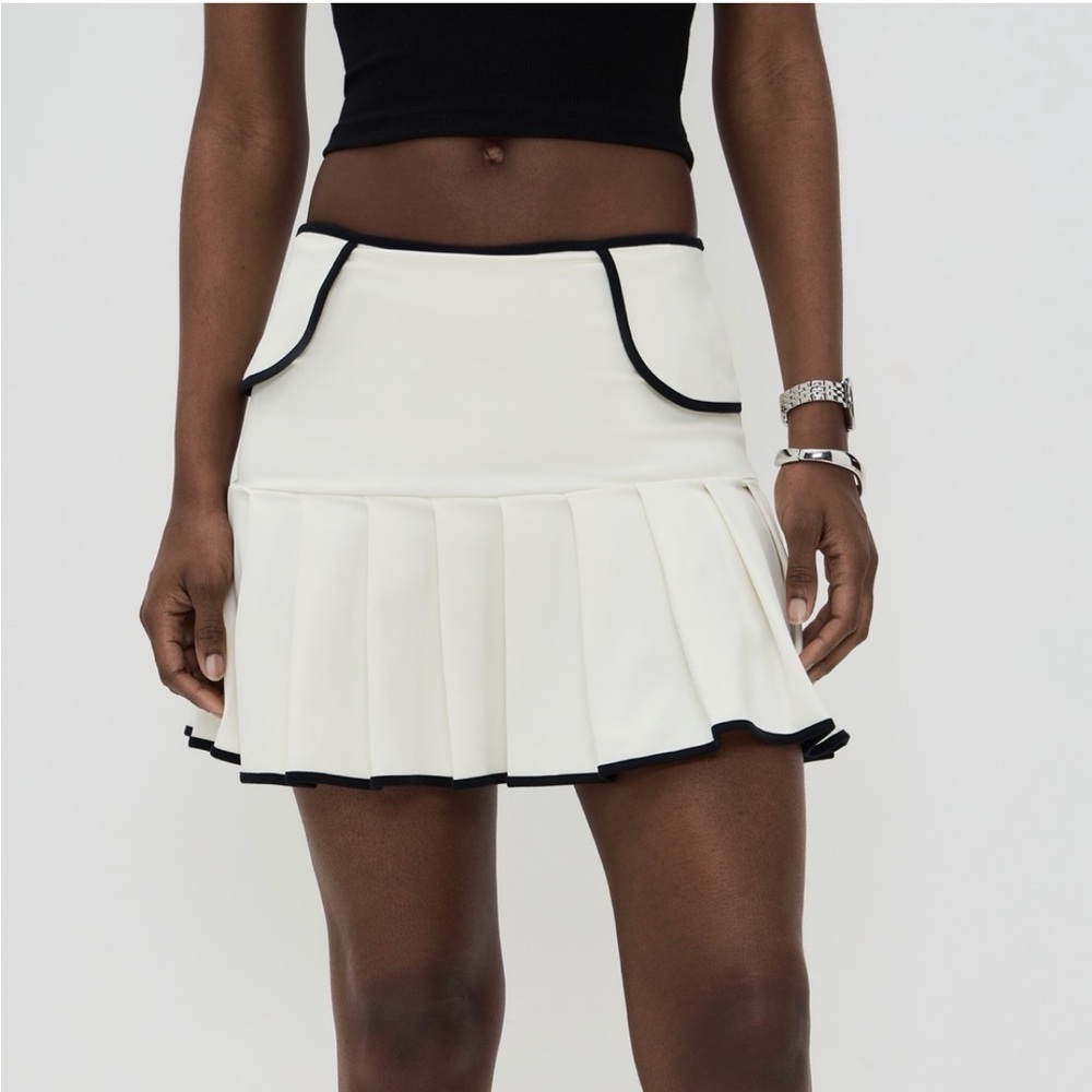 Chic Cream Pleated Mini Skirt with Black Trim
